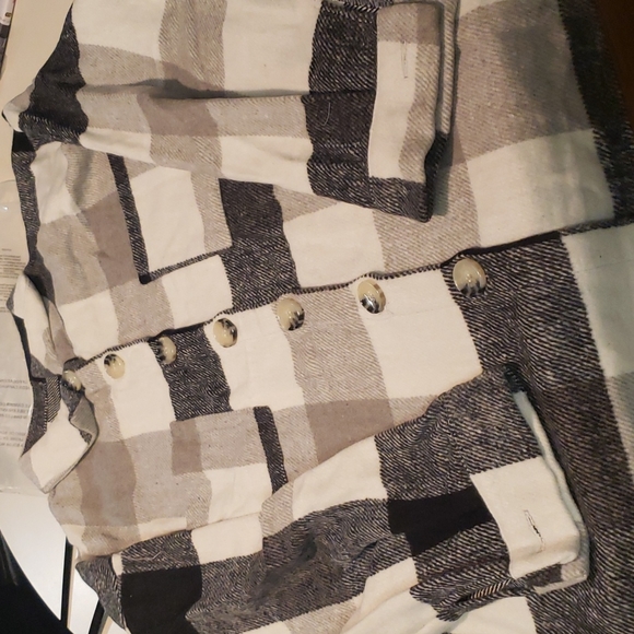 1 XL left💕New boutique plaid shacket - Picture 5 of 8